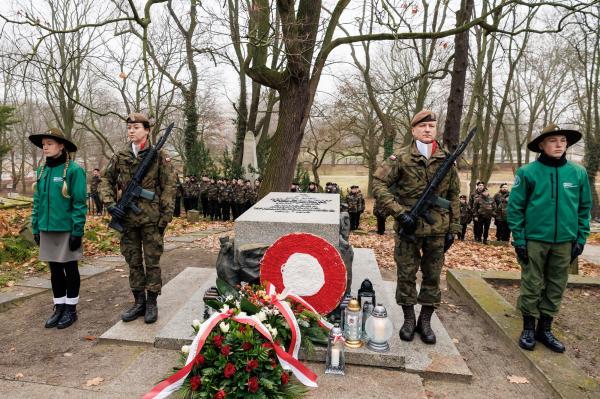 Centralne uroczystości 107. rocznicy wybuchu Powstania Wielkopolskiego w Poznaniu tradycyjnie poprzedziło składanie kwiatów w miejscach pamięci - kliknij aby powiększyć