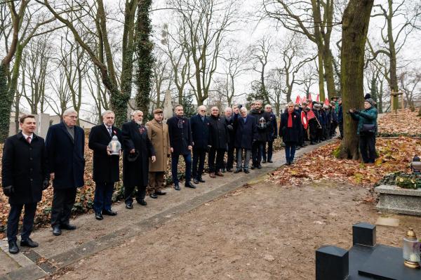 Centralne uroczystości 107. rocznicy wybuchu Powstania Wielkopolskiego w Poznaniu tradycyjnie poprzedziło składanie kwiatów w miejscach pamięci - kliknij aby powiększyć