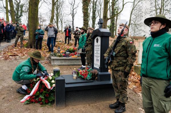Centralne uroczystości 107. rocznicy wybuchu Powstania Wielkopolskiego w Poznaniu tradycyjnie poprzedziło składanie kwiatów w miejscach pamięci - kliknij aby powiększyć