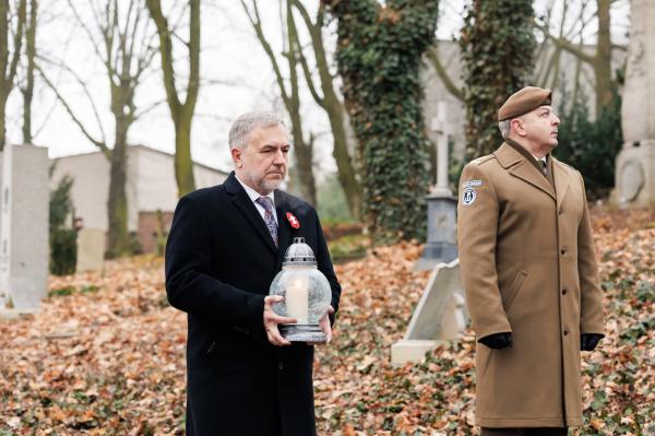 Centralne uroczystości 107. rocznicy wybuchu Powstania Wielkopolskiego w Poznaniu tradycyjnie poprzedziło składanie kwiatów w miejscach pamięci - kliknij aby powiększyć