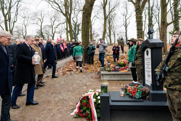Centralne uroczystości 107. rocznicy wybuchu Powstania Wielkopolskiego w Poznaniu tradycyjnie poprzedziło składanie kwiatów w miejscach pamięci - kliknij aby powiększyć