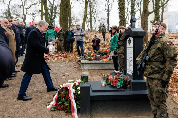 Centralne uroczystości 107. rocznicy wybuchu Powstania Wielkopolskiego w Poznaniu tradycyjnie poprzedziło składanie kwiatów w miejscach pamięci - kliknij aby powiększyć