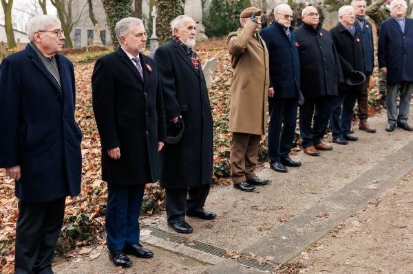 Centralne uroczystości 107. rocznicy wybuchu Powstania Wielkopolskiego w Poznaniu tradycyjnie poprzedziło składanie kwiatów w miejscach pamięci - kliknij aby powiększyć
