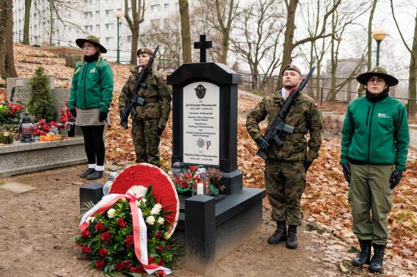 Centralne uroczystości 107. rocznicy wybuchu Powstania Wielkopolskiego w Poznaniu tradycyjnie poprzedziło składanie kwiatów w miejscach pamięci - kliknij aby powiększyć