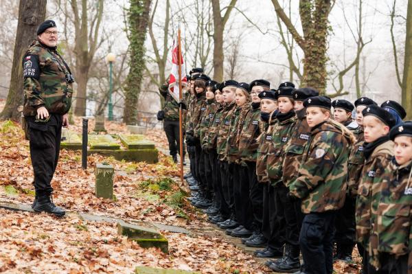 Centralne uroczystości 107. rocznicy wybuchu Powstania Wielkopolskiego w Poznaniu tradycyjnie poprzedziło składanie kwiatów w miejscach pamięci - kliknij aby powiększyć