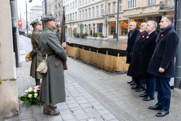 Centralne uroczystości 107. rocznicy wybuchu Powstania Wielkopolskiego w Poznaniu tradycyjnie poprzedziło składanie kwiatów w miejscach pamięci - kliknij aby powiększyć