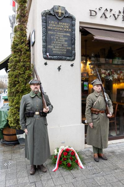 Centralne uroczystości 107. rocznicy wybuchu Powstania Wielkopolskiego w Poznaniu tradycyjnie poprzedziło składanie kwiatów w miejscach pamięci - kliknij aby powiększyć