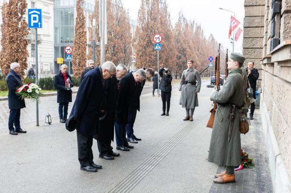 Centralne uroczystości 107. rocznicy wybuchu Powstania Wielkopolskiego w Poznaniu tradycyjnie poprzedziło składanie kwiatów w miejscach pamięci - kliknij aby powiększyć