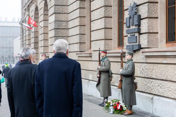 Centralne uroczystości 107. rocznicy wybuchu Powstania Wielkopolskiego w Poznaniu tradycyjnie poprzedziło składanie kwiatów w miejscach pamięci - kliknij aby powiększyć