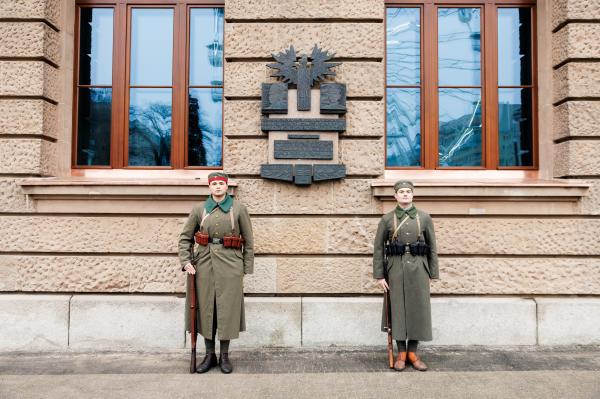 Centralne uroczystości 107. rocznicy wybuchu Powstania Wielkopolskiego w Poznaniu tradycyjnie poprzedziło składanie kwiatów w miejscach pamięci - kliknij aby powiększyć