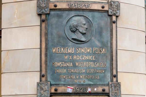 Centralne uroczystości 107. rocznicy wybuchu Powstania Wielkopolskiego w Poznaniu tradycyjnie poprzedziło składanie kwiatów w miejscach pamięci - kliknij aby powiększyć