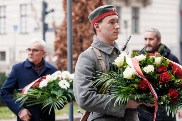 Centralne uroczystości 107. rocznicy wybuchu Powstania Wielkopolskiego w Poznaniu tradycyjnie poprzedziło składanie kwiatów w miejscach pamięci - kliknij aby powiększyć