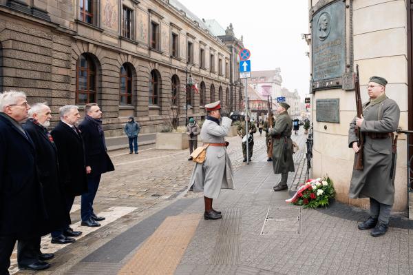 Centralne uroczystości 107. rocznicy wybuchu Powstania Wielkopolskiego w Poznaniu tradycyjnie poprzedziło składanie kwiatów w miejscach pamięci - kliknij aby powiększyć