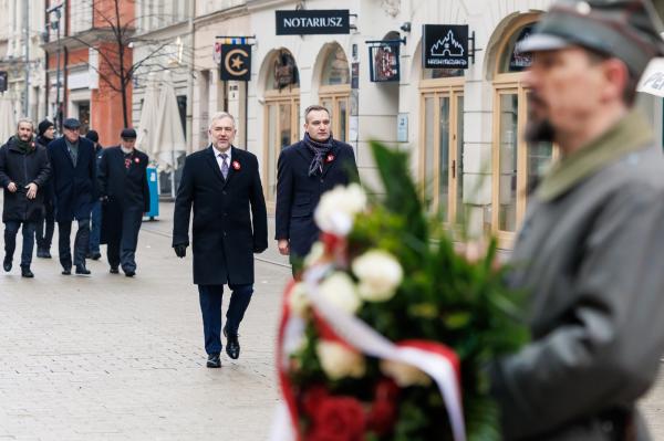 Centralne uroczystości 107. rocznicy wybuchu Powstania Wielkopolskiego w Poznaniu tradycyjnie poprzedziło składanie kwiatów w miejscach pamięci - kliknij aby powiększyć
