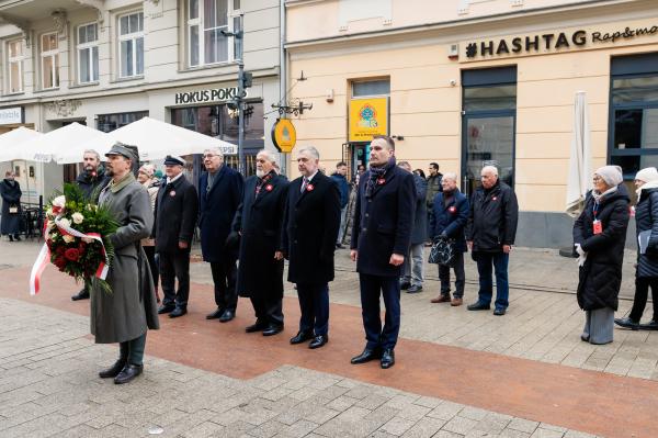 Centralne uroczystości 107. rocznicy wybuchu Powstania Wielkopolskiego w Poznaniu tradycyjnie poprzedziło składanie kwiatów w miejscach pamięci - kliknij aby powiększyć
