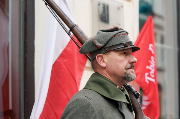 Centralne uroczystości 107. rocznicy wybuchu Powstania Wielkopolskiego w Poznaniu tradycyjnie poprzedziło składanie kwiatów w miejscach pamięci - kliknij aby powiększyć