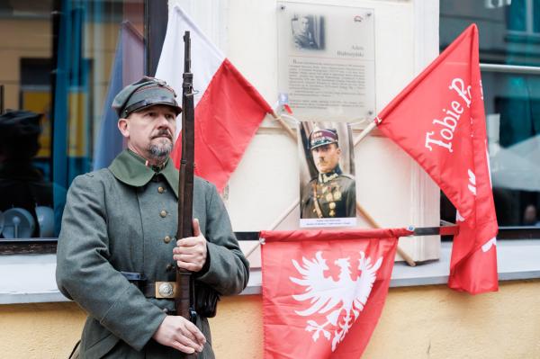 Centralne uroczystości 107. rocznicy wybuchu Powstania Wielkopolskiego w Poznaniu tradycyjnie poprzedziło składanie kwiatów w miejscach pamięci - kliknij aby powiększyć