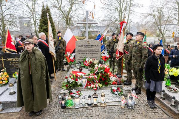 Centralne uroczystości 107. rocznicy wybuchu Powstania Wielkopolskiego w Poznaniu tradycyjnie poprzedziło składanie kwiatów w miejscach pamięci - kliknij aby powiększyć