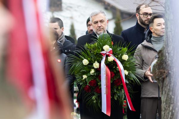 Centralne uroczystości 107. rocznicy wybuchu Powstania Wielkopolskiego w Poznaniu tradycyjnie poprzedziło składanie kwiatów w miejscach pamięci - kliknij aby powiększyć