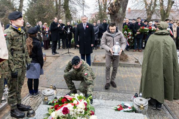 Centralne uroczystości 107. rocznicy wybuchu Powstania Wielkopolskiego w Poznaniu tradycyjnie poprzedziło składanie kwiatów w miejscach pamięci - kliknij aby powiększyć