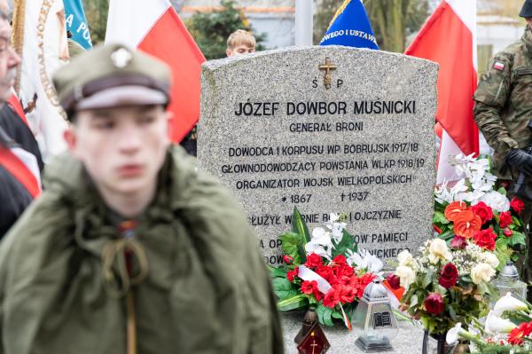 Centralne uroczystości 107. rocznicy wybuchu Powstania Wielkopolskiego w Poznaniu tradycyjnie poprzedziło składanie kwiatów w miejscach pamięci - kliknij aby powiększyć