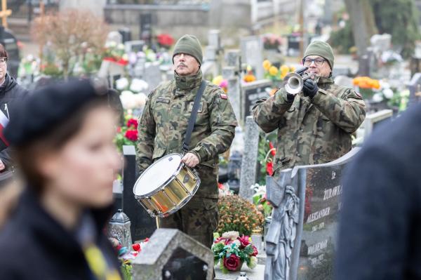 Centralne uroczystości 107. rocznicy wybuchu Powstania Wielkopolskiego w Poznaniu tradycyjnie poprzedziło składanie kwiatów w miejscach pamięci - kliknij aby powiększyć