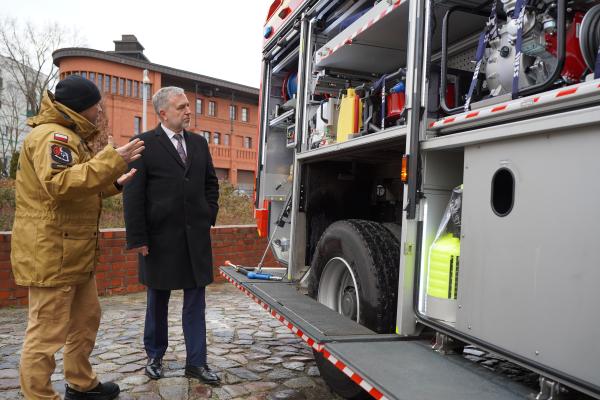 Komenda Wojewódzka Państwowej Straży Pożarnej w Poznaniu zyskała nowy wóz strażacki.

Fot. Martin Halasz- kliknij aby powiększyć