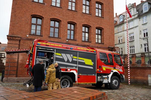 Komenda Wojewódzka Państwowej Straży Pożarnej w Poznaniu zyskała nowy wóz strażacki.

Fot. Martin Halasz- kliknij aby powiększyć