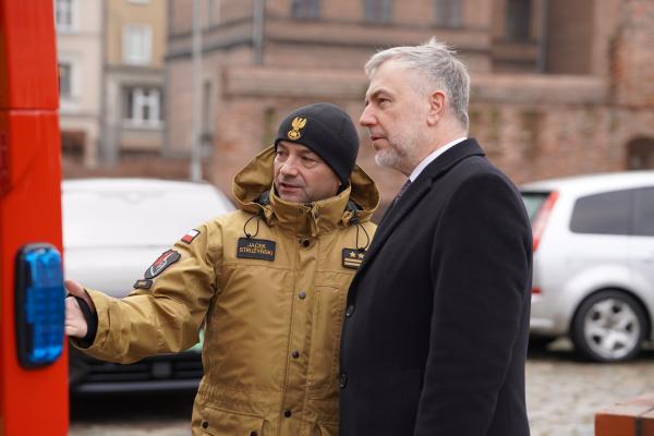 Komenda Wojewódzka Państwowej Straży Pożarnej w Poznaniu zyskała nowy wóz strażacki.

Fot. Martin Halasz- kliknij aby powiększyć