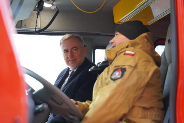 Komenda Wojewódzka Państwowej Straży Pożarnej w Poznaniu zyskała nowy wóz strażacki.

Fot. Martin Halasz- kliknij aby powiększyć