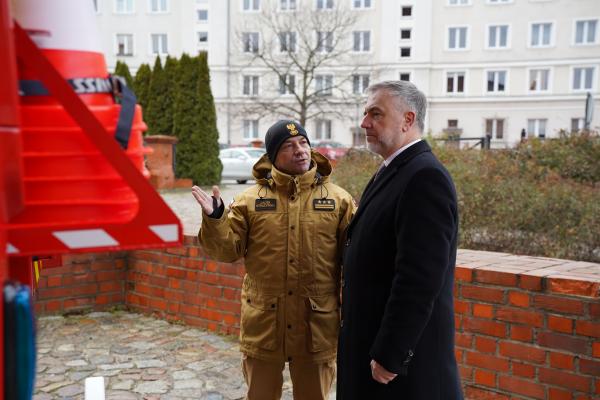 Komenda Wojewódzka Państwowej Straży Pożarnej w Poznaniu zyskała nowy wóz strażacki.

Fot. Martin Halasz- kliknij aby powiększyć
