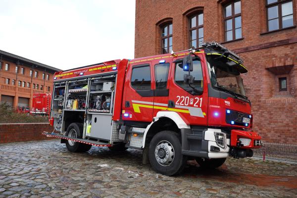 Komenda Wojewódzka Państwowej Straży Pożarnej w Poznaniu zyskała nowy wóz strażacki.

Fot. Martin Halasz- kliknij aby powiększyć