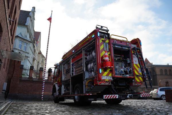 Komenda Wojewódzka Państwowej Straży Pożarnej w Poznaniu zyskała nowy wóz strażacki.

Fot. Martin Halasz- kliknij aby powiększyć