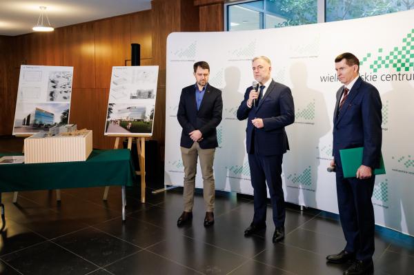 Marszałek Woźniak: w pobliżu WCO powstanie wielopoziomowy parking dla pacjentów - kliknij aby powiększyć