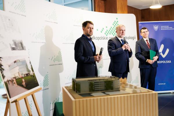 Marszałek Woźniak: w pobliżu WCO powstanie wielopoziomowy parking dla pacjentów - kliknij aby powiększyć