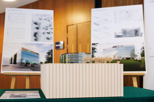 Marszałek Woźniak: w pobliżu WCO powstanie wielopoziomowy parking dla pacjentów - kliknij aby powiększyć