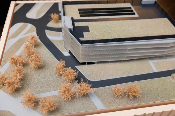 Marszałek Woźniak: w pobliżu WCO powstanie wielopoziomowy parking dla pacjentów - kliknij aby powiększyć