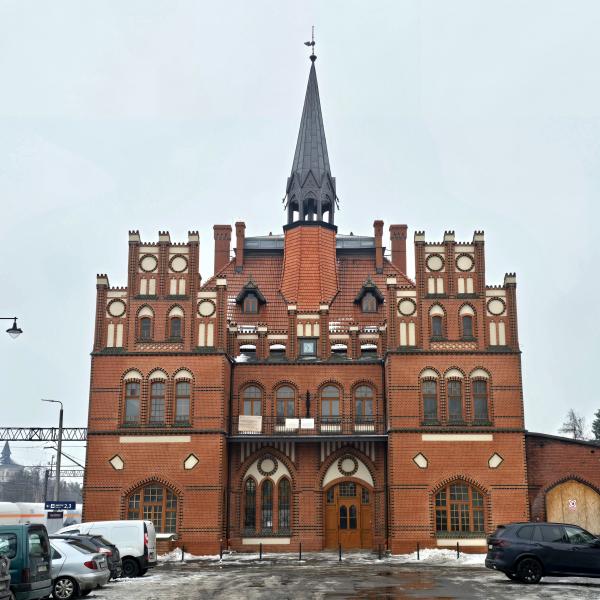 Miliony na rewitalizację neogotyckiego dworca w Nowych Skalmierzycach- kliknij aby powiększyć