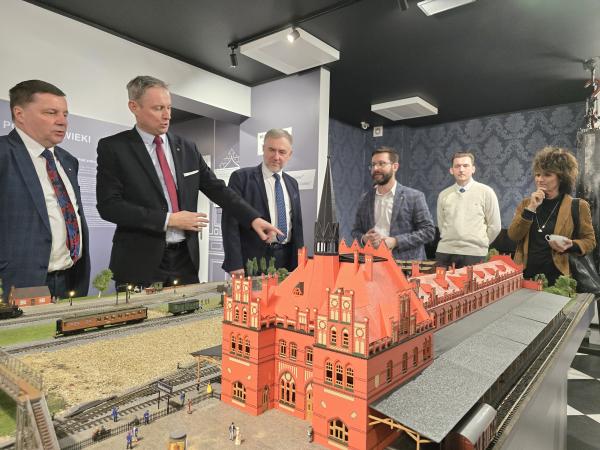 Miliony na rewitalizację neogotyckiego dworca w Nowych Skalmierzycach- kliknij aby powiększyć