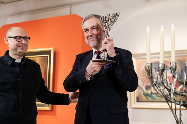 Marszałek Marek Woźniak odebrał nagrodę Menora dialogu- kliknij aby powiększyć