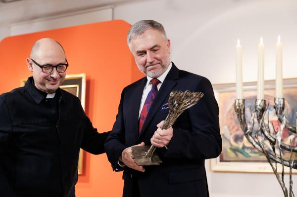 Marszałek Marek Woźniak odebrał nagrodę Menora dialogu- kliknij aby powiększyć