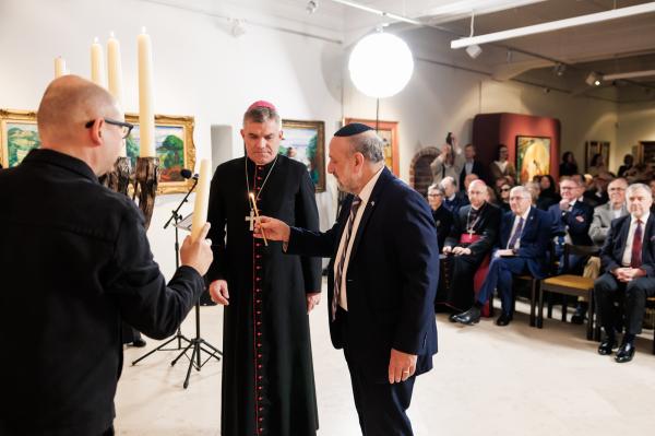 Marszałek Marek Woźniak odebrał nagrodę Menora dialogu- kliknij aby powiększyć