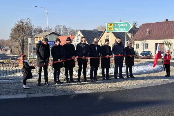 Wojciech Jankowiak, Wicemarszałek Województwa Wielkopolskiego wziął udział w uroczystości nadania rondu na skrzyżowaniu dróg wojewódzkich nr 190 i 191 w centrum Szamocina nazwy Rondo Wolności. - kliknij aby powiększyć