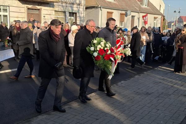 Wojciech Jankowiak, Wicemarszałek Województwa Wielkopolskiego wziął udział w uroczystości nadania rondu na skrzyżowaniu dróg wojewódzkich nr 190 i 191 w centrum Szamocina nazwy Rondo Wolności. - kliknij aby powiększyć