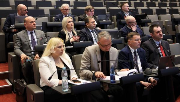 W poniedziałek 26 stycznia 2026 roku podczas XXI Sesji Sejmiku Województwa Wielkopolskiego przyjęto stanowisko wyrażające poparcie dla lokalizacji drugiej polskiej elektrowni jądrowej w Koninie.- kliknij aby powiększyć