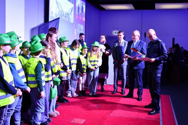 Gala finałowa pierwszej edycji konkursu Odblaskowa Szkoła - kliknij aby powiększyć