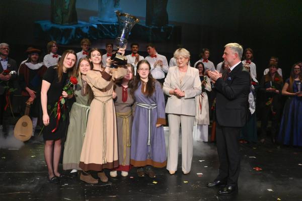 Muzyczna podróż w czasie. Marszałek wręczył nagrody laureatom Festiwalu SCHOLA CANTORUM- kliknij aby powiększyć
