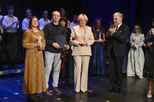 Muzyczna podróż w czasie. Marszałek wręczył nagrody laureatom Festiwalu SCHOLA CANTORUM- kliknij aby powiększyć