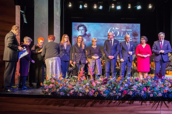 Uroczysta gala z okazji 65-lecia powstania Koła Towarzystwa im. Fryderyka Chopina w Ostrowie Wielkopolskim- kliknij aby powiększyć