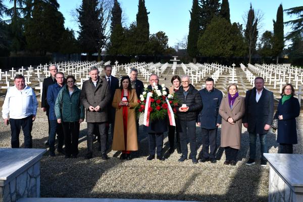 Wielkopolska delegacja złożyła kwiaty na Polskim Cmentarzu Wojennym w dzielnicy San Lazzaro di Savena w Bolonii- kliknij aby powiększyć